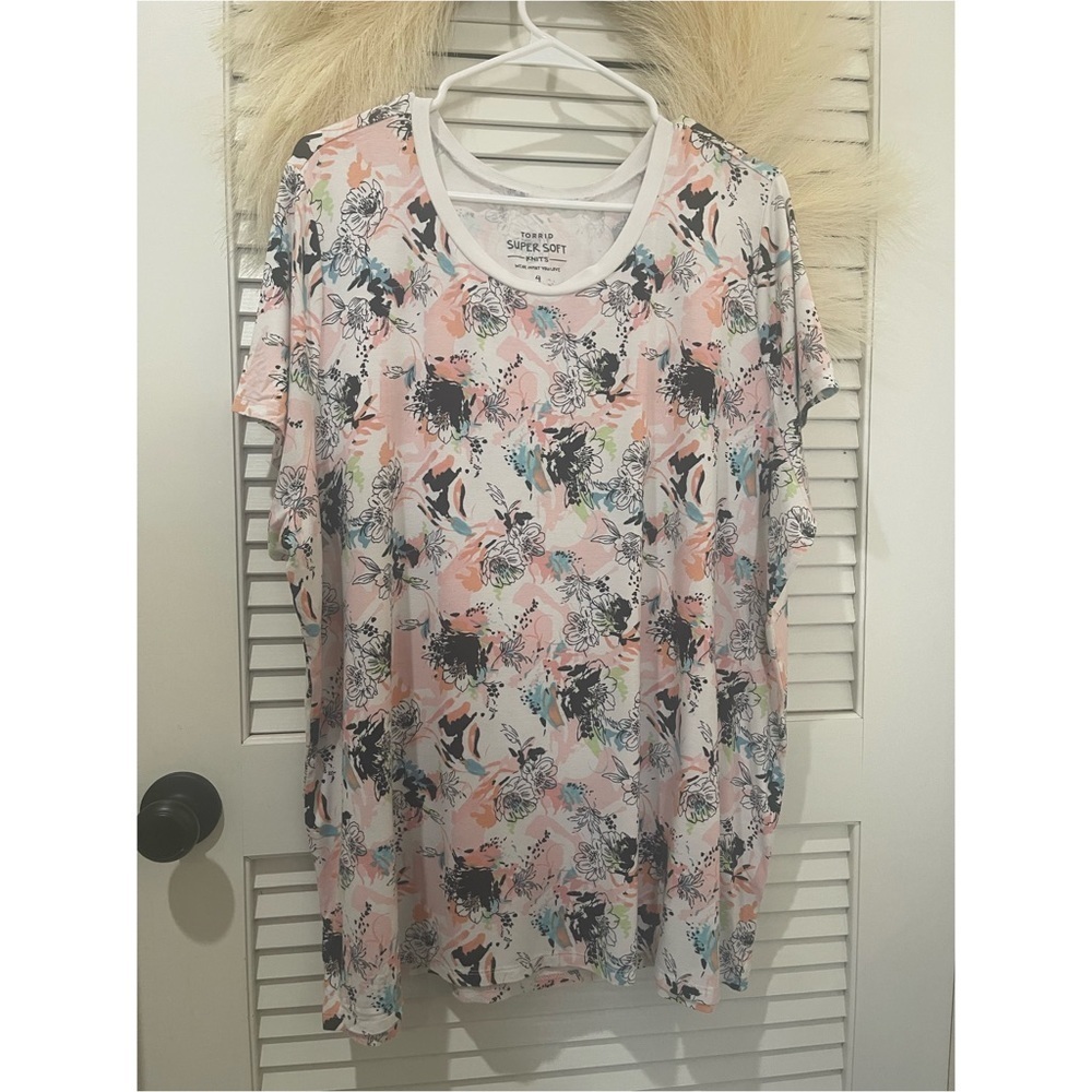 TORRID Super Soft Knit Shirt Womens Size 4 Multicolor floral Short Sleeve​​​